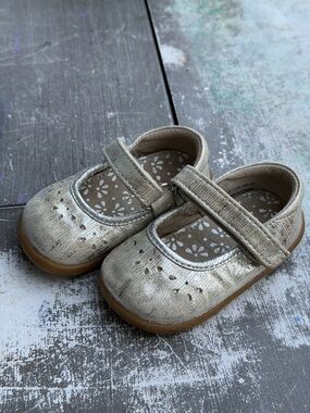 Infant baby girl Metallic silver Mary Jane Shoes Strap Style